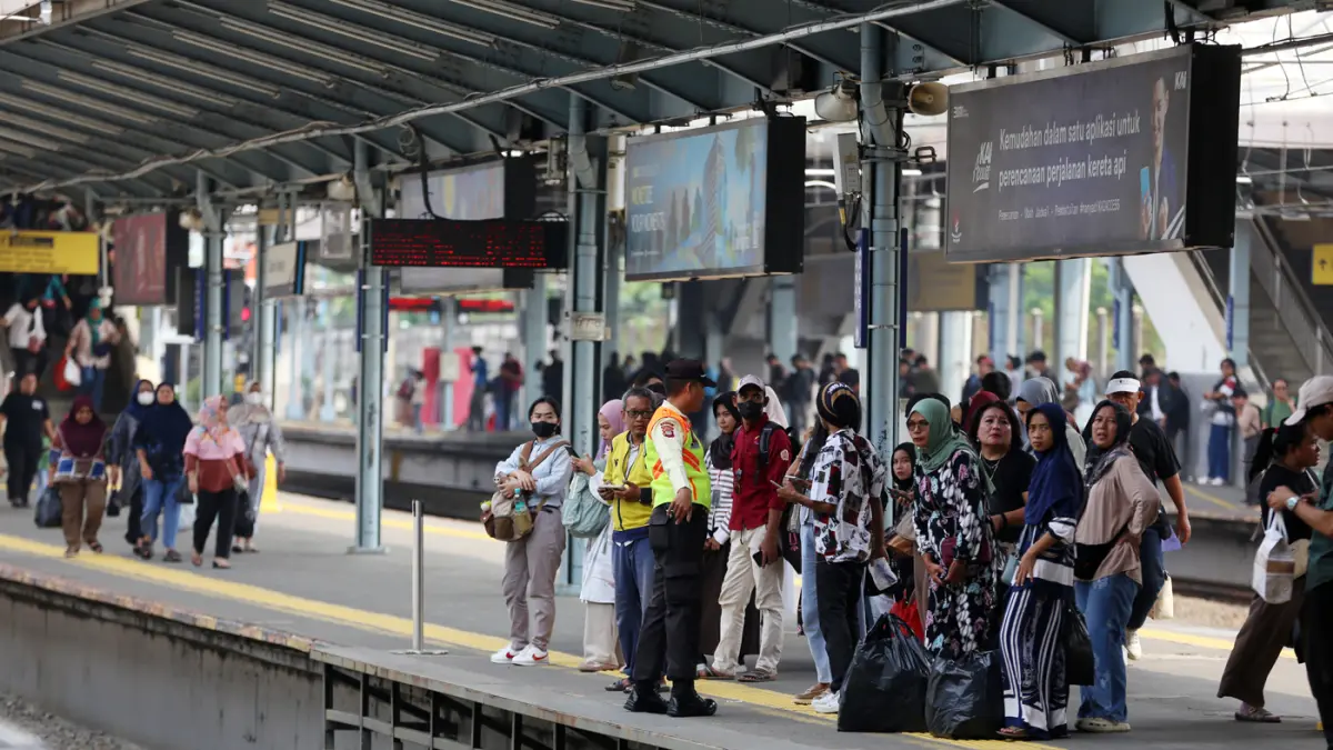 Suasana antrean penumpang KRL Commuter Line Jabodetabek di Stasiun Tanah Abang, Jakarta Pusat, pada Rabu (22/4/2026). (Dery Ridwansah/ JawaPos.com)
