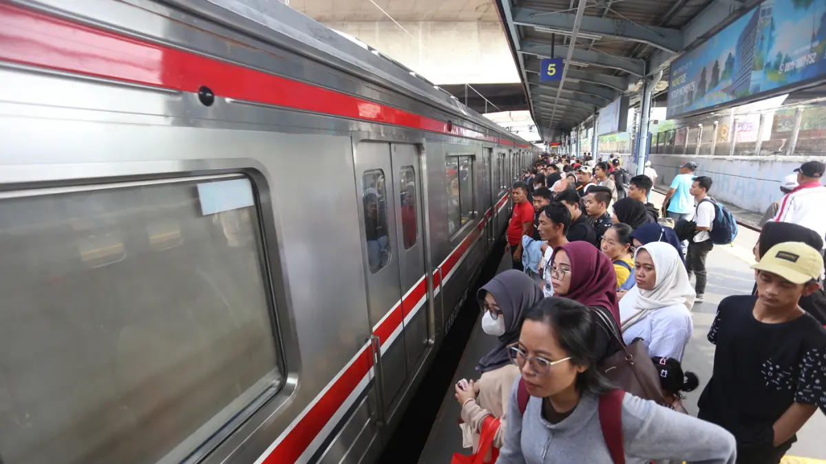 Suasana antrean penumpang KRL Commuter Line Jabodetabek di Stasiun Tanah Abang, Jakarta Pusat, pada Rabu (22/4/2026). (Dery Ridwansah/ JawaPos.com)