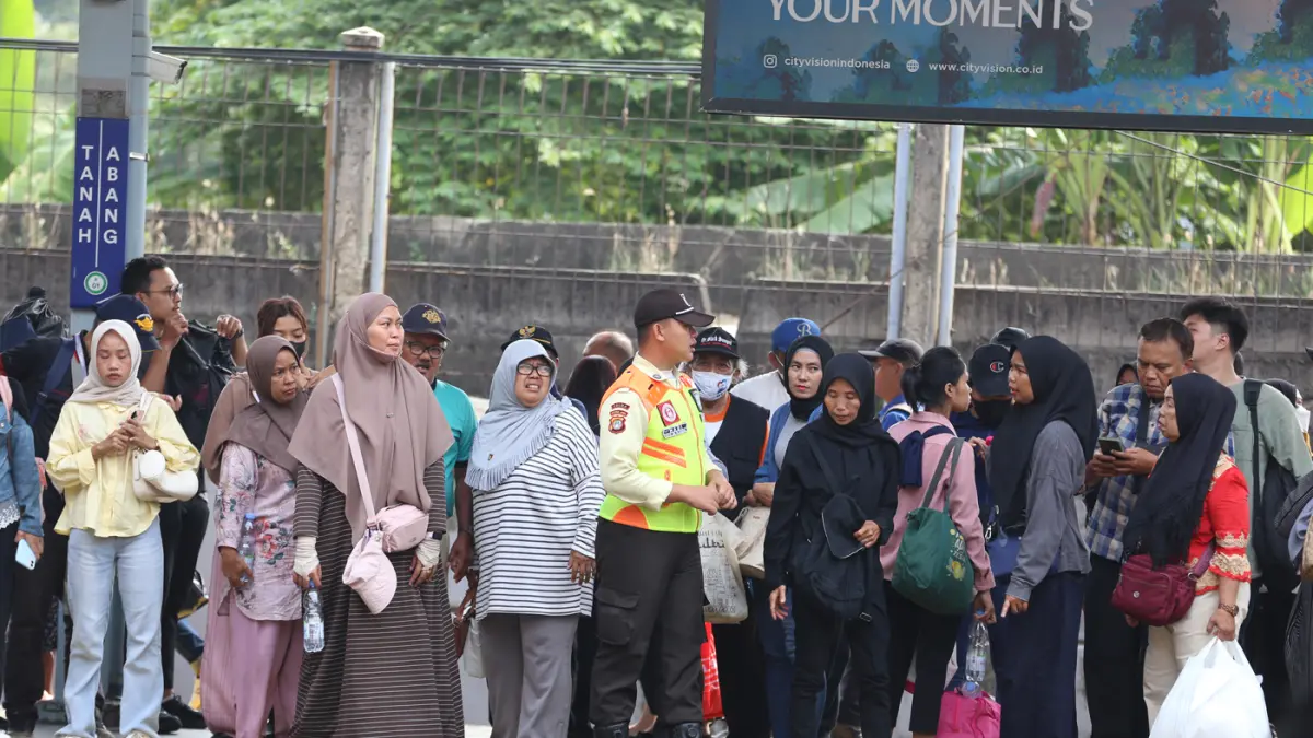 Suasana antrean penumpang KRL Commuter Line Jabodetabek di Stasiun Tanah Abang, Jakarta Pusat, pada Rabu (22/4/2026). (Dery Ridwansah/ JawaPos.com)