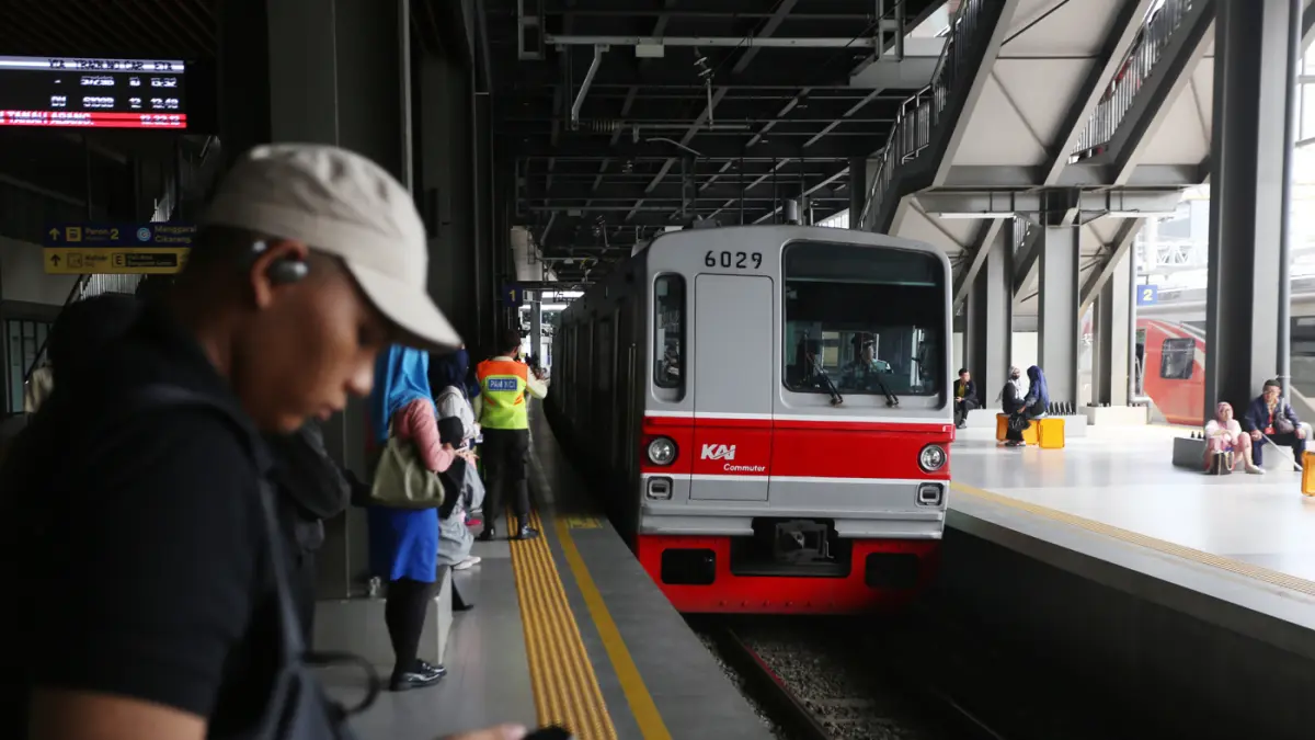 Suasana antrean penumpang KRL Commuter Line Jabodetabek di Stasiun Tanah Abang, Jakarta Pusat, pada Rabu (22/4/2026). (Dery Ridwansah/ JawaPos.com)
