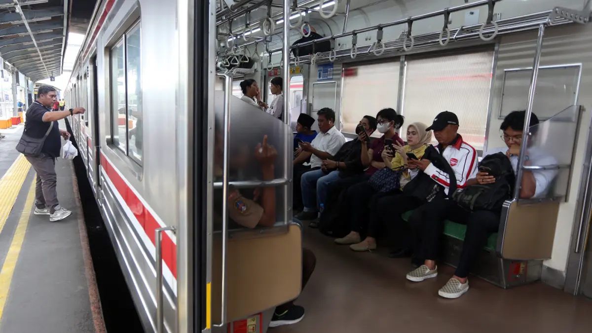 Suasana antrean penumpang KRL Commuter Line Jabodetabek di Stasiun Tanah Abang, Jakarta Pusat, pada Rabu (22/4/2026). (Dery Ridwansah/ JawaPos.com)