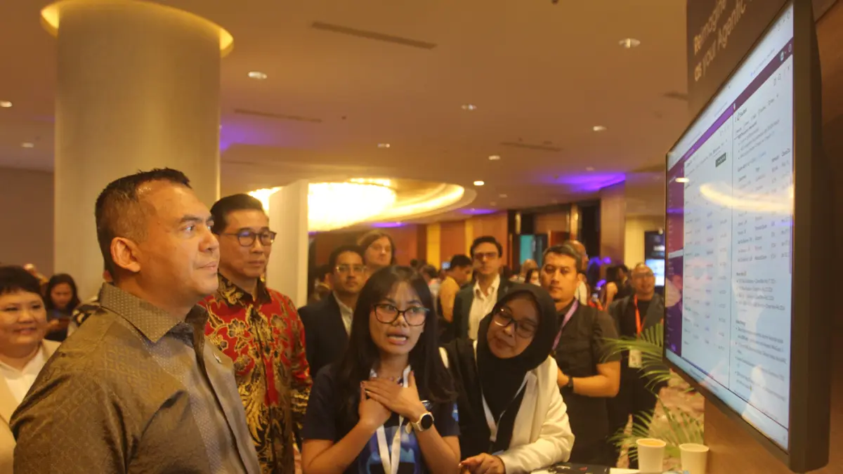 Wakil Menteri Imigrasi dan Pemasyarakatan Indonesia Silmy Karim saat tour booth di acara Agentforce World Tour Jakarta 2026
