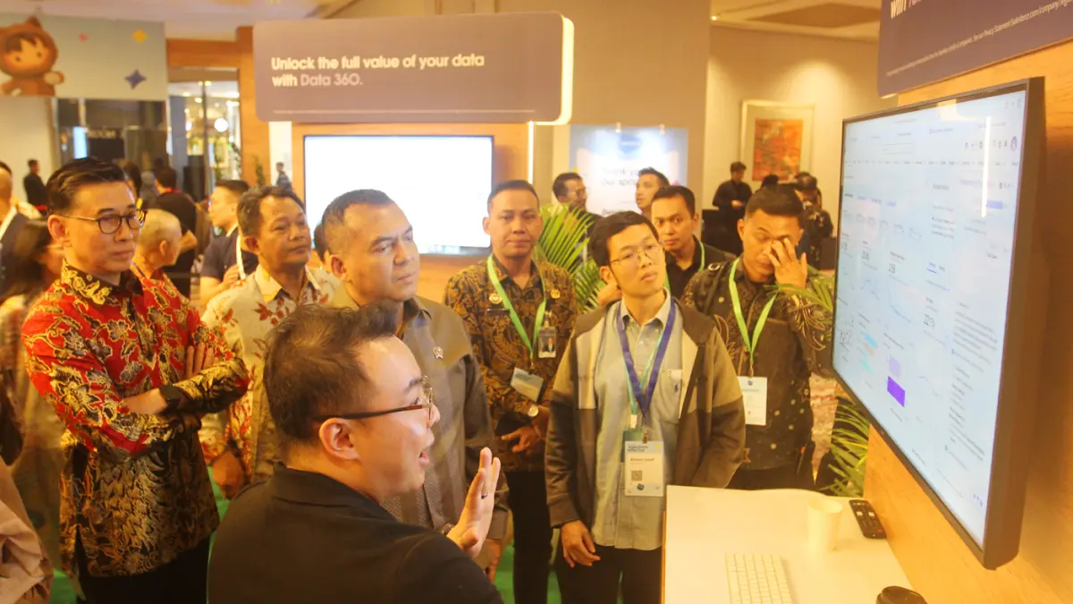 Wakil Menteri Imigrasi dan Pemasyarakatan Indonesia Silmy Karim saat tour booth di acara Agentforce World Tour Jakarta 2026