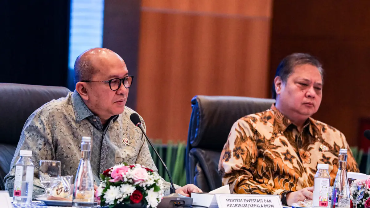 Menteri Investasi dan Hilirisasi/Kepala BKPM Rosan Roeslani (kiri) bersama Menteri Koordinator Bidang Perekonomian Airlangga Hartarto memberikan paparan pada konferensi pers Realisasi Investasi Triwulan I 2026 di Jakarta, Kamis (23/4/2026). (Salman Toyibi