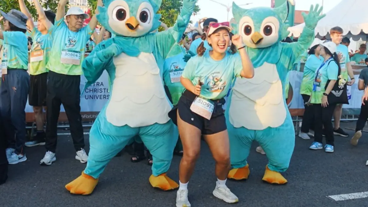 Keseruan peserta Petra Runity - Fun Walk and Run 2026 bersama Opi, maskot HUT ke-75 PPPK Petra di garis start, Sabtu (25/4/2026). (Moch. Rizky Pratama Putra/JawaPos.com)