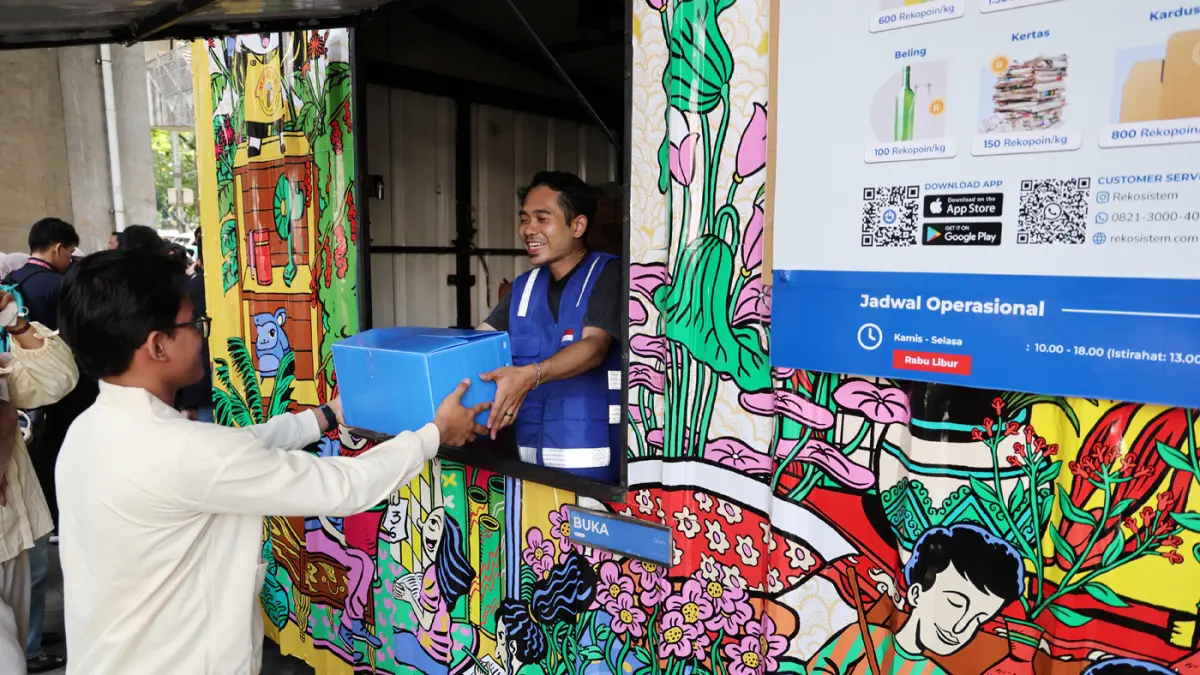 Pejalan kaki menyerahkan sampah di Waste Station di MRT Blok M Jakarta, Jumat (24/6/2026).