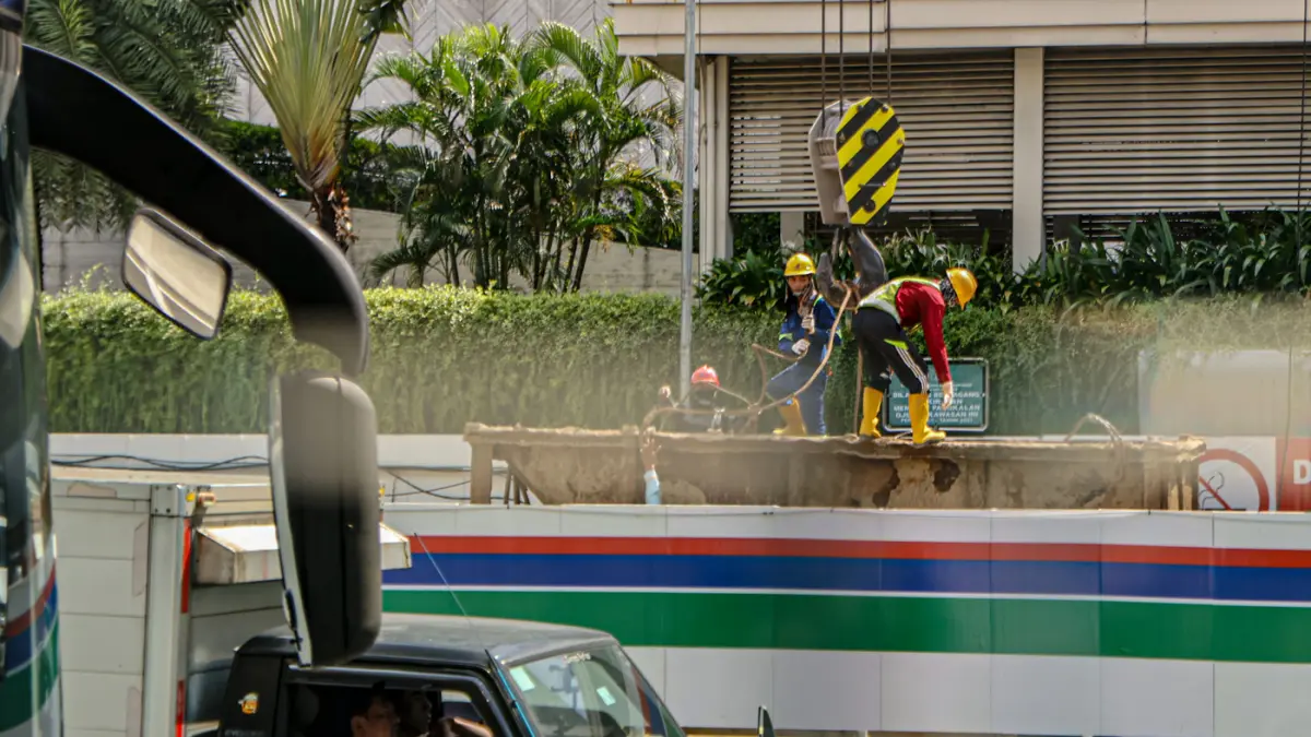 Pekerja konstruksi beraktifitas di proyek revitalisasi area Stasiun MRT Bundaran HI Bank Jakarta di Jalan MH Thamrin, Jakarta, Jumat (24/04/2035). (Hanung Hambara/Jawa Pos)