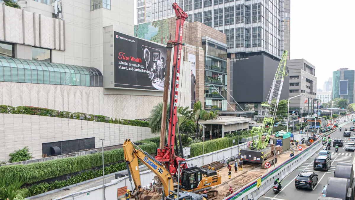 Pekerja konstruksi beraktifitas di proyek revitalisasi area Stasiun MRT Bundaran HI Bank Jakarta di Jalan MH Thamrin, Jakarta, Jumat (24/04/2035). (Hanung Hambara/Jawa Pos)