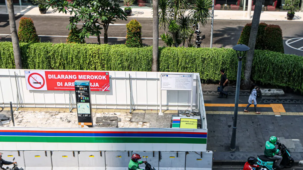 Pekerja konstruksi beraktifitas di proyek revitalisasi area Stasiun MRT Bundaran HI Bank Jakarta di Jalan MH Thamrin, Jakarta, Jumat (24/04/2035). (Hanung Hambara/Jawa Pos)