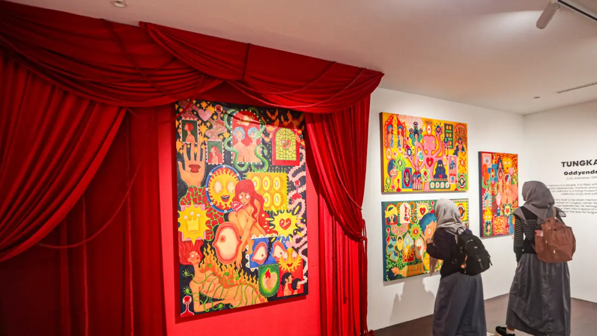 Pengunjung melihat pameran Mixed Feeling: “AARO” di CANS Gallery Jakarta, Jumat (24/4/2026). (Salman Toyibi/Jawa Pos)