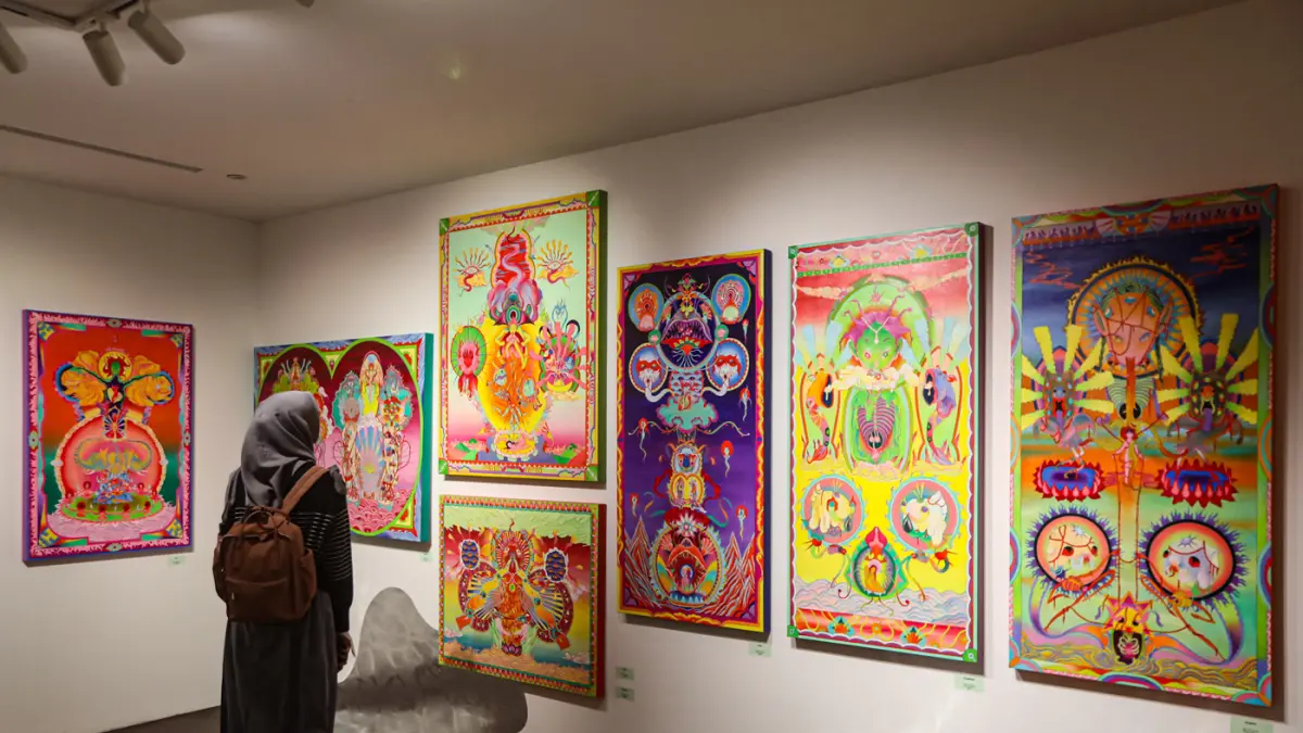 Pengunjung melihat pameran Mixed Feeling: “AARO” di CANS Gallery Jakarta, Jumat (24/4/2026). (Salman Toyibi/Jawa Pos)