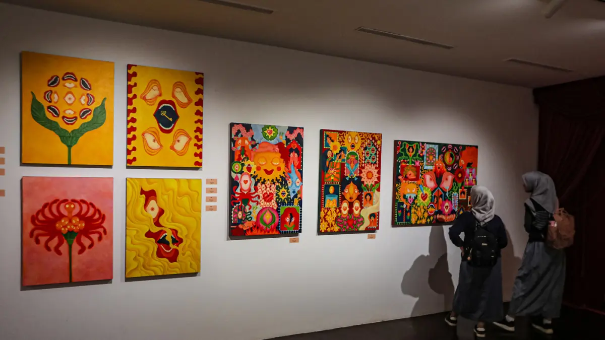 Pengunjung melihat pameran Mixed Feeling: “AARO” di CANS Gallery Jakarta, Jumat (24/4/2026). (Salman Toyibi/Jawa Pos)