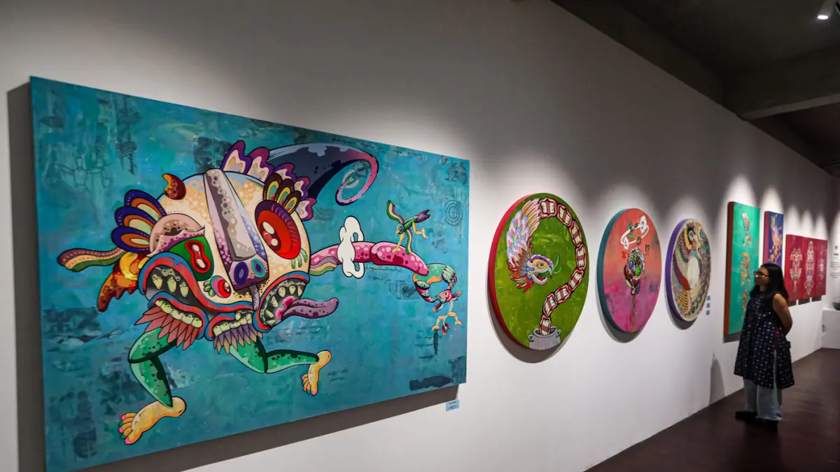 Pengunjung melihat pameran Mixed Feeling: “AARO” di CANS Gallery Jakarta, Jumat (24/4/2026). (Salman Toyibi/Jawa Pos)