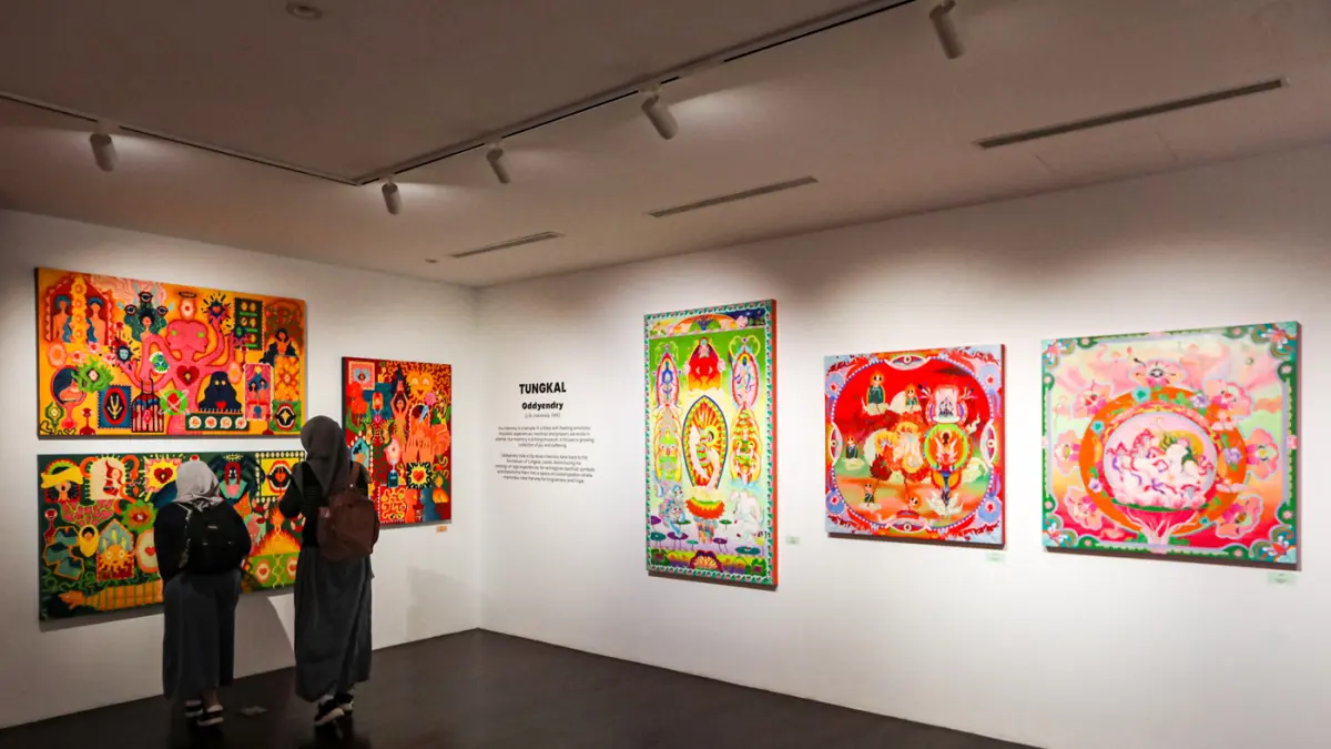 Pengunjung melihat pameran Mixed Feeling: “AARO” di CANS Gallery Jakarta, Jumat (24/4/2026). (Salman Toyibi/Jawa Pos)