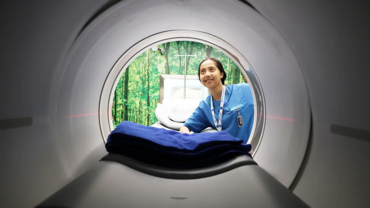 Petugas medis saat mengecek alat PET-CT Scan di Mayapada Hospital Jakarta Selatan, Jalan. Lebak Bulus I, Jumat (24/4/2026). (Dery Ridwansah/ JawaPos.com)