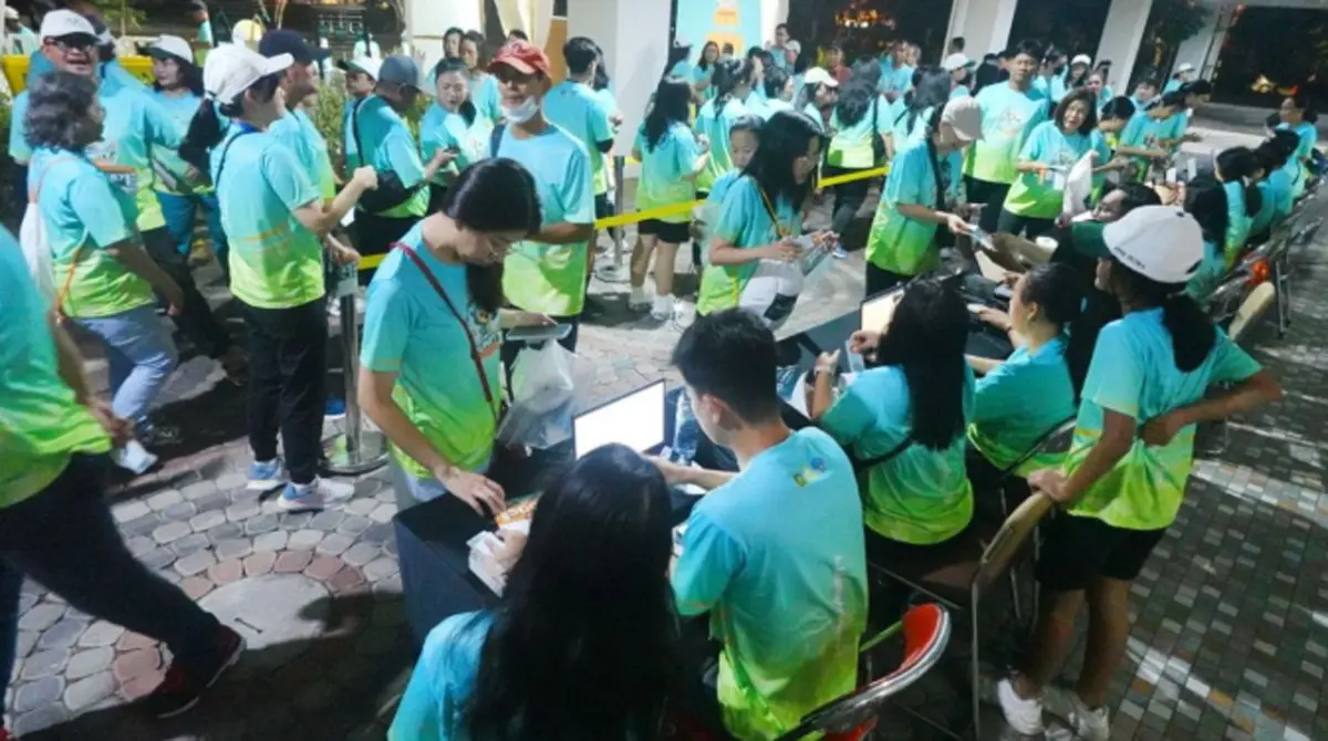 Ribuan peserta Petra Runity - Fun Walk and Run 2026 tampak antusias jalani registrasi di kompleks SMP Kristen Petra Acitya dan SMA Kristen Petra Acitya, Sabtu (25/4/2026). (Moch. Rizky Pratama Putra/JawaPos.com)