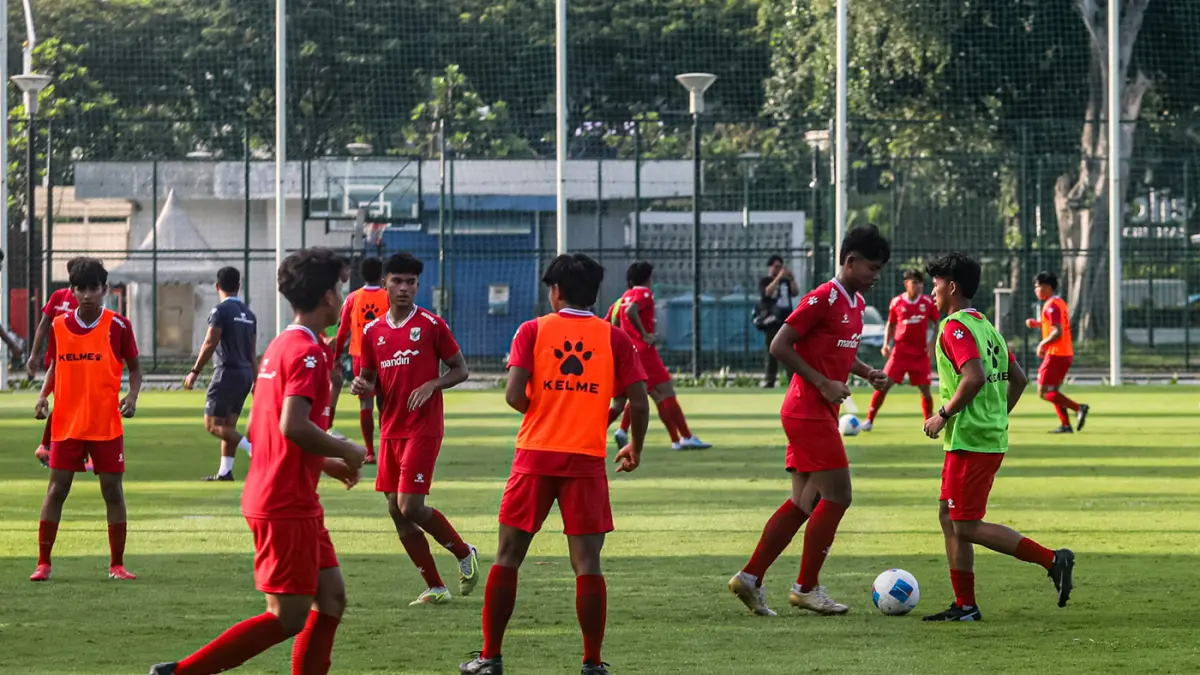 Sejumlah pemain sepak bola timnas U17 Indonesia mengikuti latihan di Lapangan A Kompleks Gelora Bung Karno, Jakarta, Jumat (24/4/2026). (Salman Toyibi/Jawa Pos)