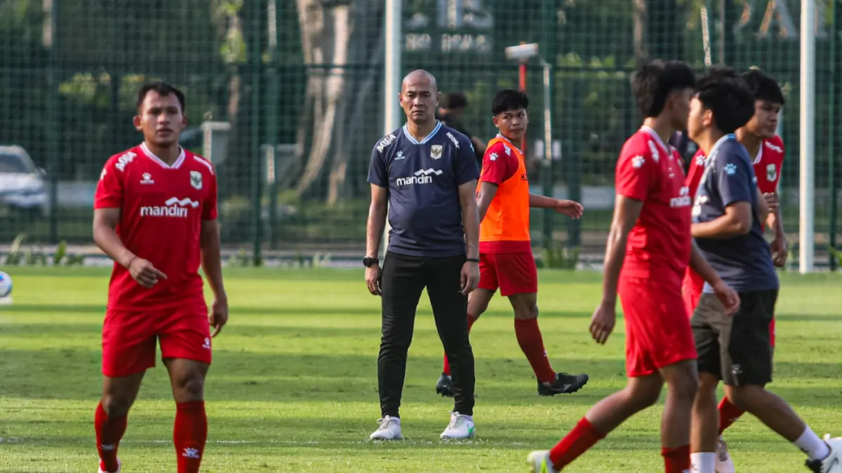 Sejumlah pemain sepak bola timnas U17 Indonesia mengikuti latihan di Lapangan A Kompleks Gelora Bung Karno, Jakarta, Jumat (24/4/2026). (Salman Toyibi/Jawa Pos)