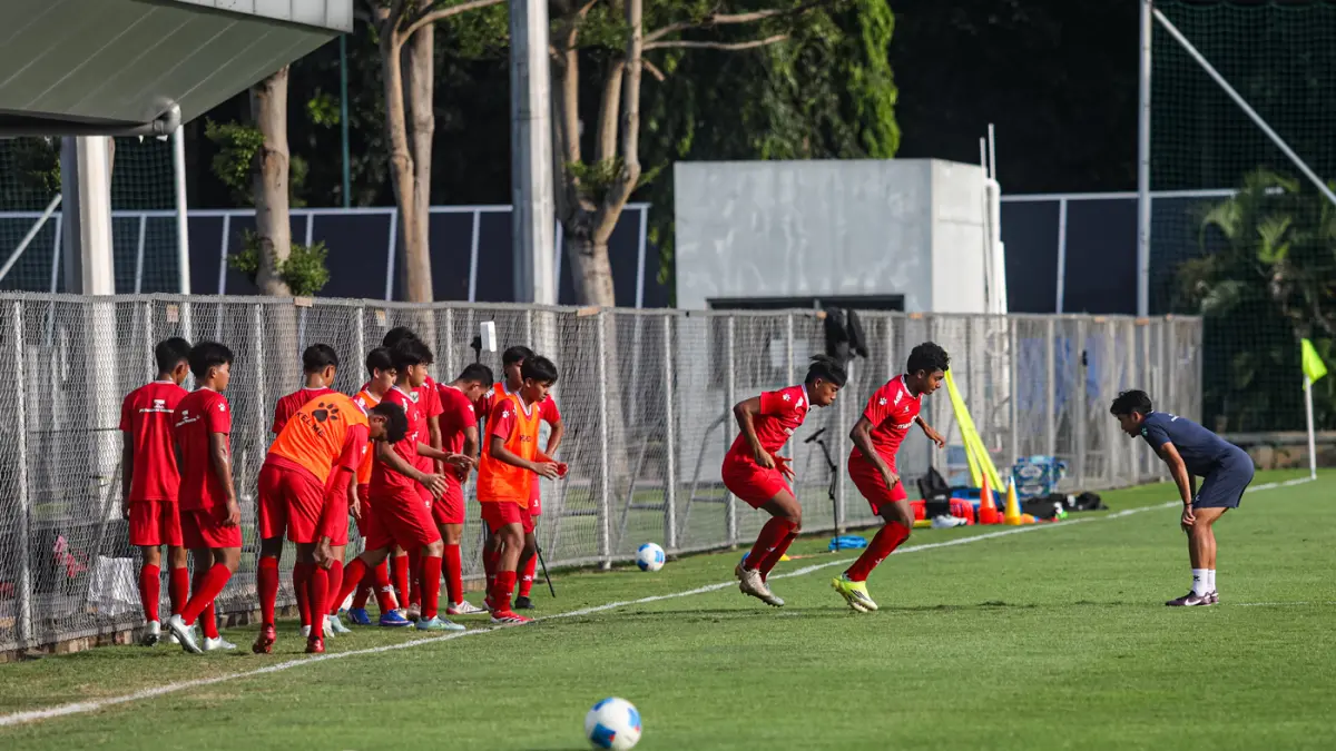 Sejumlah pemain sepak bola timnas U17 Indonesia mengikuti latihan di Lapangan A Kompleks Gelora Bung Karno, Jakarta, Jumat (24/4/2026). (Salman Toyibi/Jawa Pos)