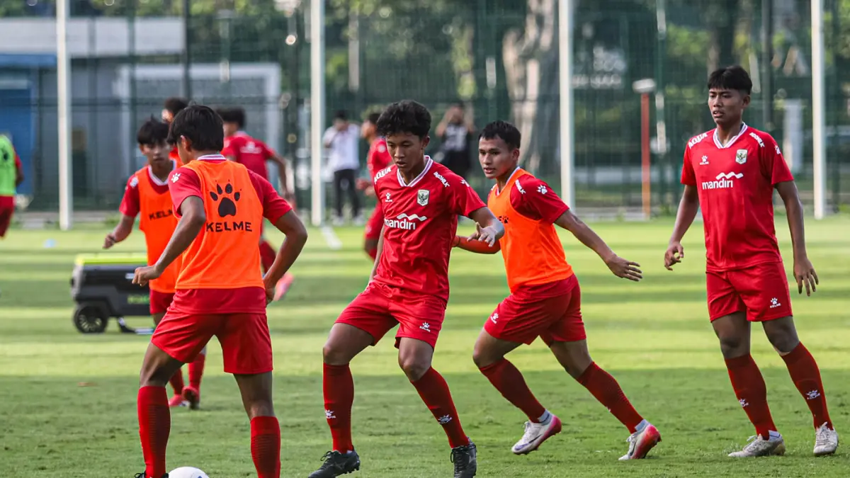 Sejumlah pemain sepak bola timnas U17 Indonesia mengikuti latihan di Lapangan A Kompleks Gelora Bung Karno, Jakarta, Jumat (24/4/2026). (Salman Toyibi/Jawa Pos)