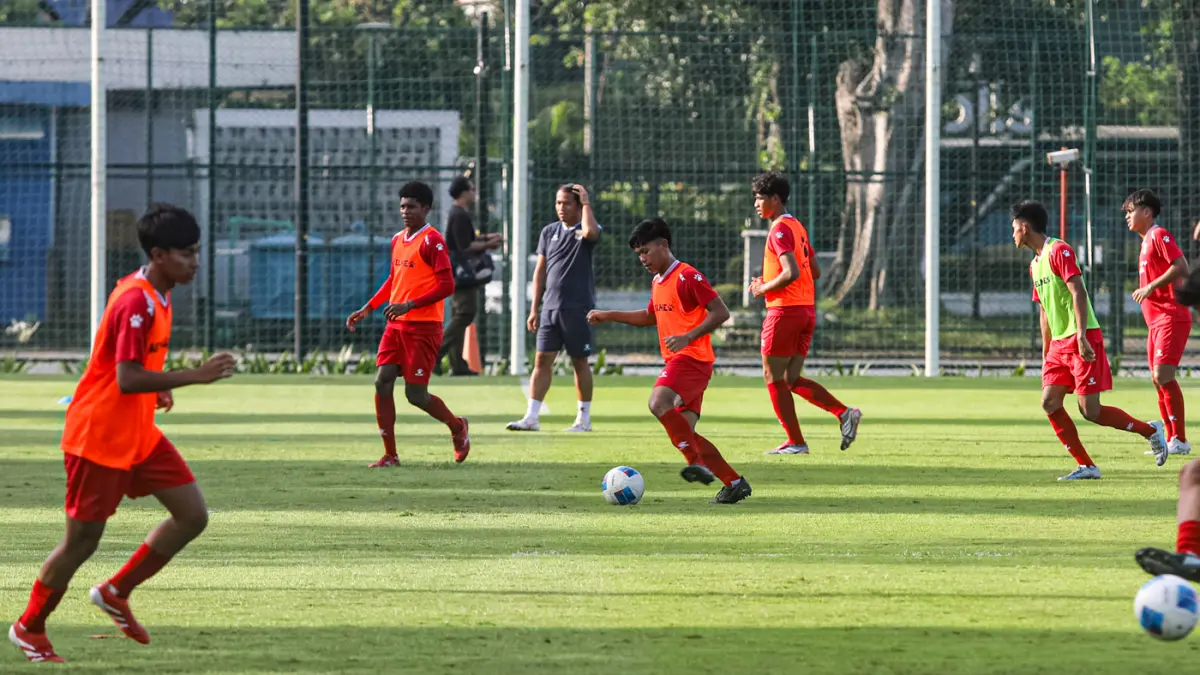 Sejumlah pemain sepak bola timnas U17 Indonesia mengikuti latihan di Lapangan A Kompleks Gelora Bung Karno, Jakarta, Jumat (24/4/2026). (Salman Toyibi/Jawa Pos)