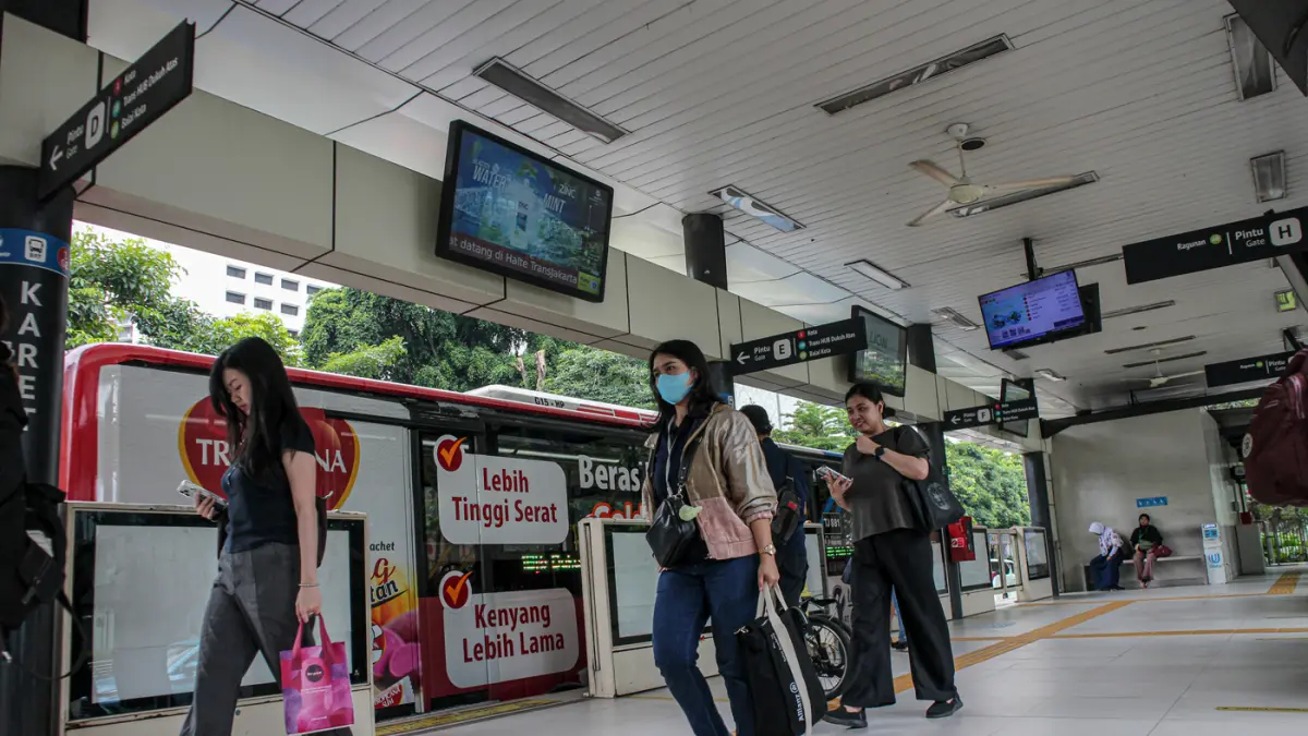 Sejumlah penumpang menunggu bus TransJakarta di Halte Karet, Jakarta, Jumat (24/04/2026). (Hanung Hambara/Jawa Pos)