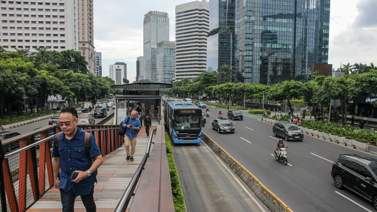 Sejumlah penumpang menunggu bus TransJakarta di Halte Karet, Jakarta, Jumat (24/04/2026). (Hanung Hambara/Jawa Pos)