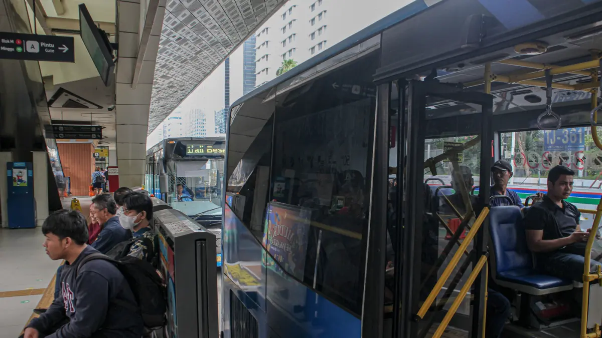 Sejumlah penumpang menunggu bus TransJakarta di Halte Karet, Jakarta, Jumat (24/04/2026). (Hanung Hambara/Jawa Pos)