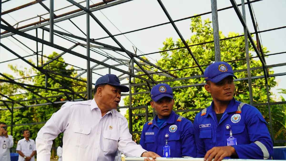 Wamen KKP Dr. Didit Herdiawan Ashaf dan jajaran melakukan kunjungan kerja ke Kampus Utama dan Kampus 2 (ex BRIN) Politeknik KP Sidoarjo diterima langsung jajaran Civitas Academika, Kamis (23/4). (Istimewa).