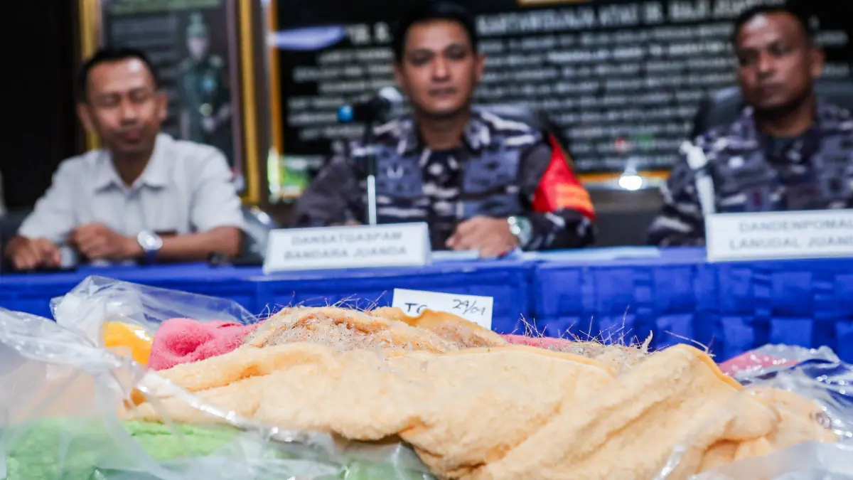 Barang bukti dalam ungkap kasus penyelundupan benih bening lobster di Mako Lanudal Juanda, kemarin (25/4). Penggagalkan upaya penyelundupan benih bening lobster (BBL) Sebanyak 39.927 ekor BBL diamankan dengan nilai ditaksir mencapai Rp 1,1 miliar. pengung