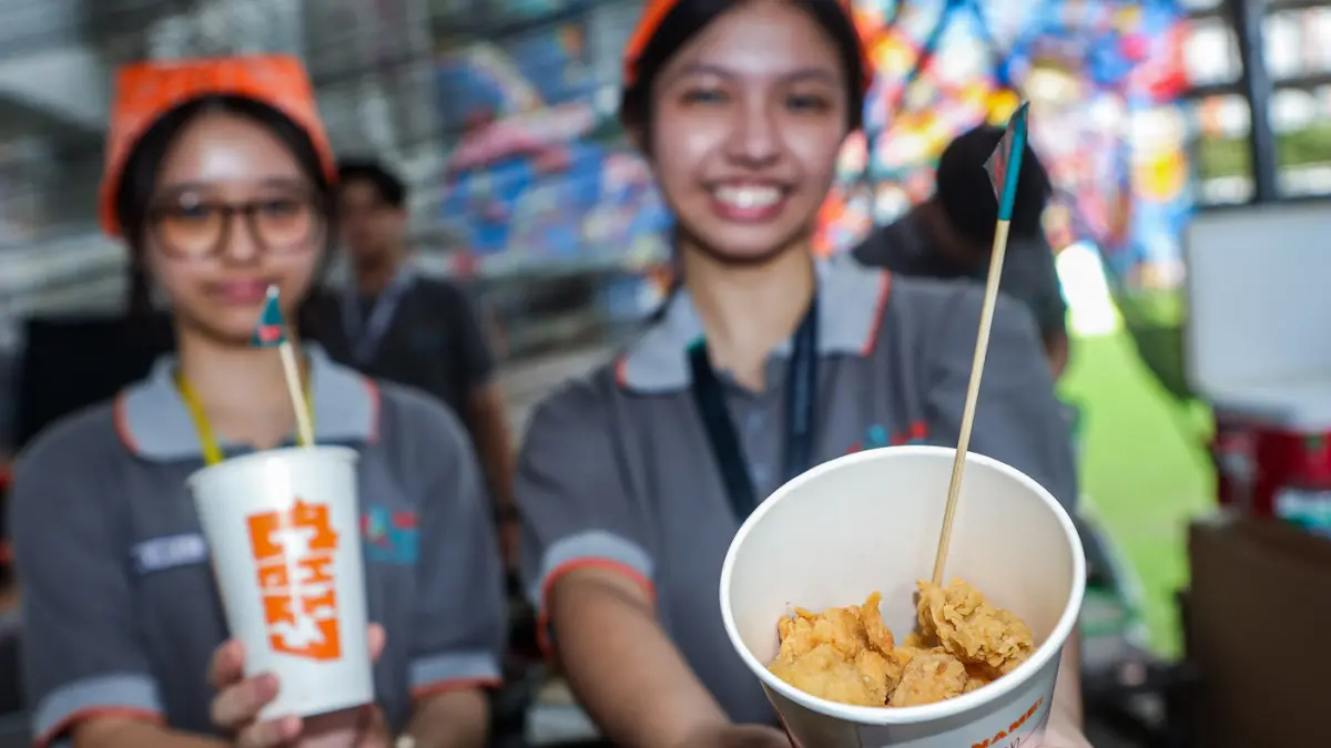 Aktivitas pengunjung dan siswa SMA dari berbagai sekolah di Surabaya belajar enterpreneur dengan berjualan sejumlah makanan daerah hingga internasional saat mengikuti UC Fair & UC Play di area Universitas Ciputra, Sabtu (25/4/2026). (Riana Setiawan/Jawa P