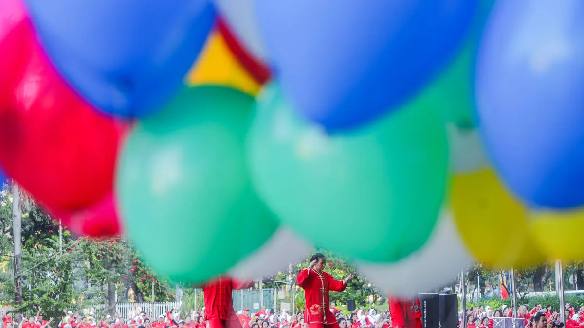 Anggota Asosiasi Dong Yue Taiji Quan Indonesia (Adyti) Jatim melakukan gerakan senam dalam World Taichi Day di lapangan Grand City Convex, kemarin (25/4). Perayaan tersebut diikuti hampir 1000 orang pegiat Taichi yang dihadiri perwakilan dari 21 sasana di