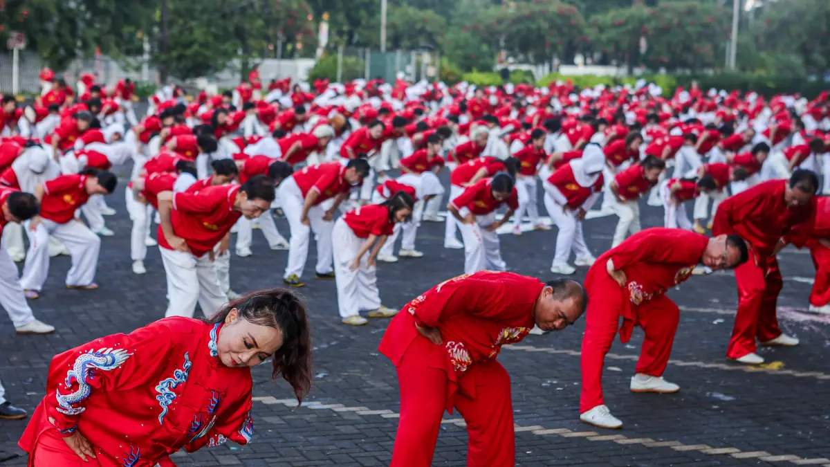 Anggota Asosiasi Dong Yue Taiji Quan Indonesia (Adyti) Jatim melakukan gerakan senam dalam World Taichi Day di lapangan Grand City Convex, kemarin (25/4). Perayaan tersebut diikuti hampir 1000 orang pegiat Taichi yang dihadiri perwakilan dari 21 sasana di
