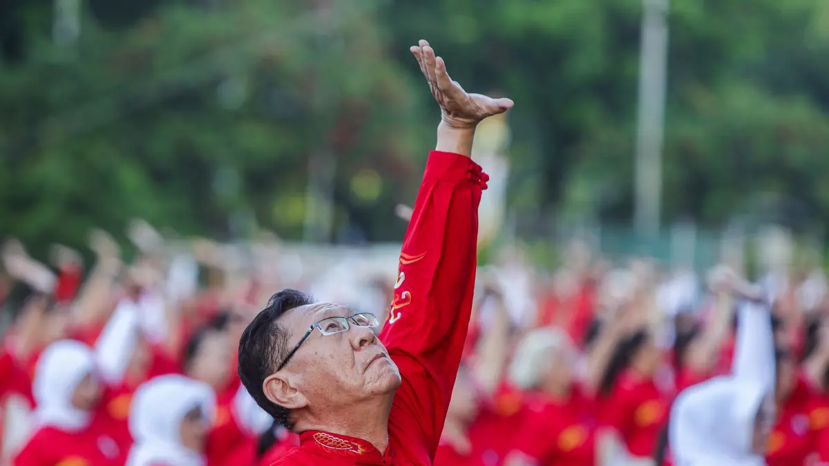 Anggota Asosiasi Dong Yue Taiji Quan Indonesia (Adyti) Jatim melakukan gerakan senam dalam World Taichi Day di lapangan Grand City Convex, kemarin (25/4). Perayaan tersebut diikuti hampir 1000 orang pegiat Taichi yang dihadiri perwakilan dari 21 sasana di