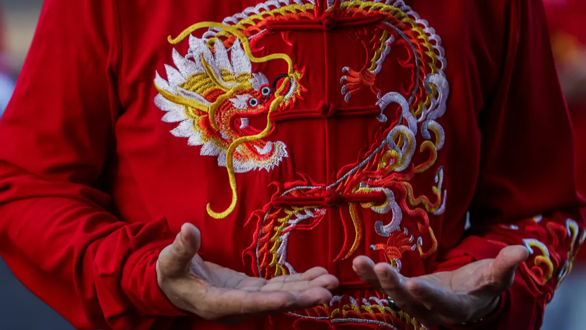 Anggota Asosiasi Dong Yue Taiji Quan Indonesia (Adyti) Jatim melakukan gerakan senam dalam World Taichi Day di lapangan Grand City Convex, kemarin (25/4). Perayaan tersebut diikuti hampir 1000 orang pegiat Taichi yang dihadiri perwakilan dari 21 sasana di