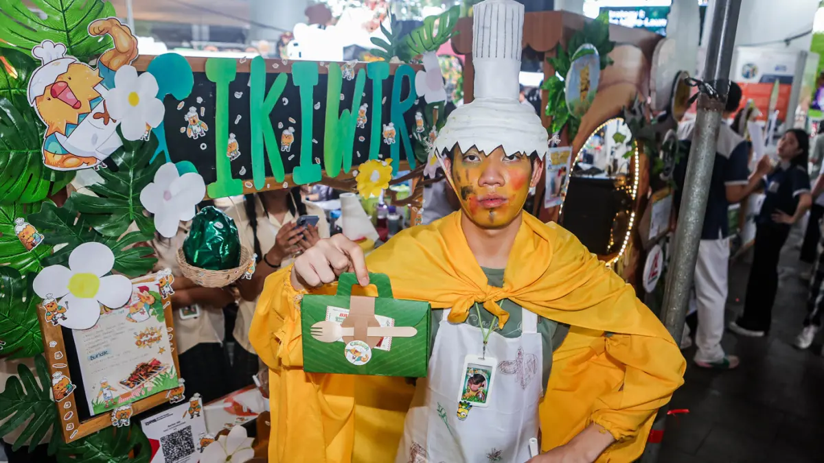Aktivitas pengunjung dan siswa SMA dari berbagai sekolah di Surabaya belajar enterpreneur dengan berjualan sejumlah makanan daerah hingga internasional saat mengikuti UC Fair & UC Play di area Universitas Ciputra, Sabtu (25/4/2026). (Riana Setiawan/Jawa P