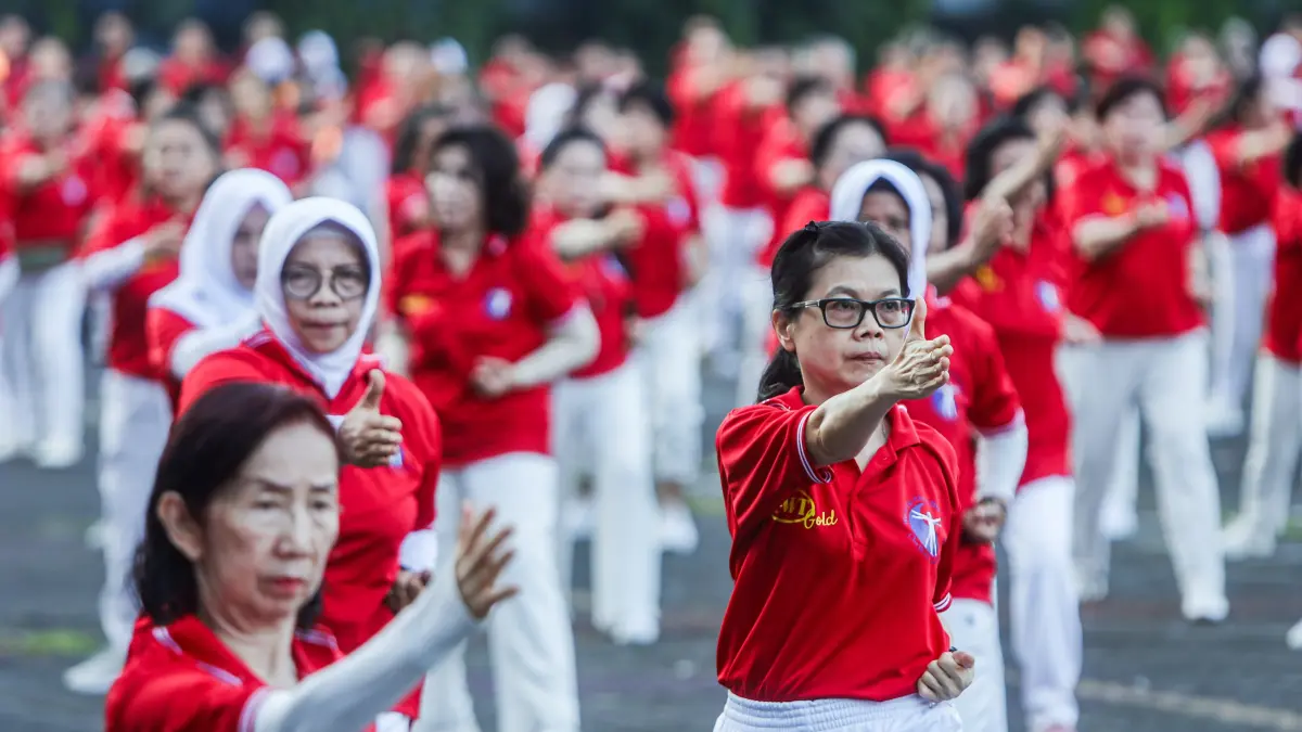 Anggota Asosiasi Dong Yue Taiji Quan Indonesia (Adyti) Jatim melakukan gerakan senam dalam World Taichi Day di lapangan Grand City Convex, kemarin (25/4). Perayaan tersebut diikuti hampir 1000 orang pegiat Taichi yang dihadiri perwakilan dari 21 sasana di