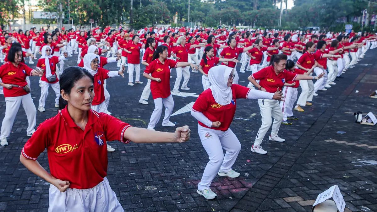 Anggota Asosiasi Dong Yue Taiji Quan Indonesia (Adyti) Jatim melakukan gerakan senam dalam World Taichi Day di lapangan Grand City Convex, kemarin (25/4). Perayaan tersebut diikuti hampir 1000 orang pegiat Taichi yang dihadiri perwakilan dari 21 sasana di