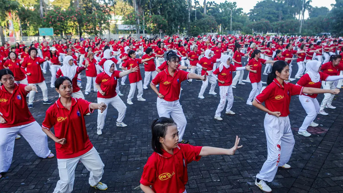 Anggota Asosiasi Dong Yue Taiji Quan Indonesia (Adyti) Jatim melakukan gerakan senam dalam World Taichi Day di lapangan Grand City Convex, kemarin (25/4). Perayaan tersebut diikuti hampir 1000 orang pegiat Taichi yang dihadiri perwakilan dari 21 sasana di