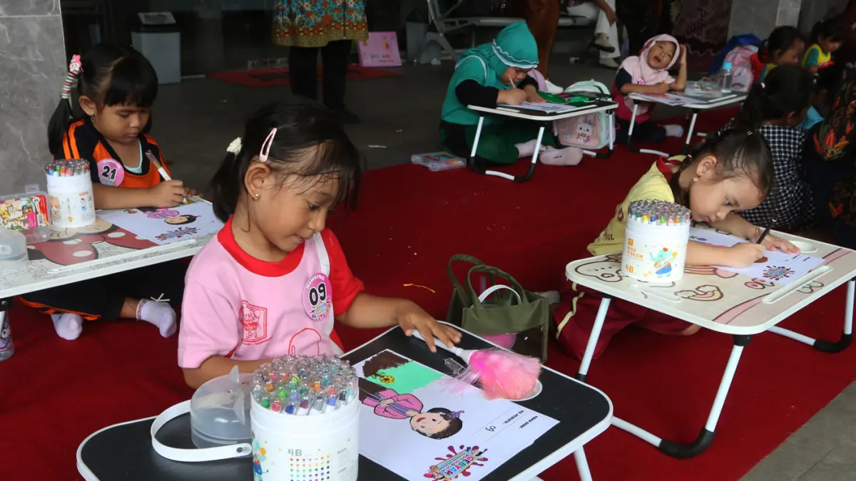 Anak-anak PAUD antusias mengikuti berbagai perlombaan dalam Gebyar Pos PAUD Kecamatan Pedurungan, Jumat (24/4/2026). (Nur Chamim/Jawa Pos Radar Semarang)