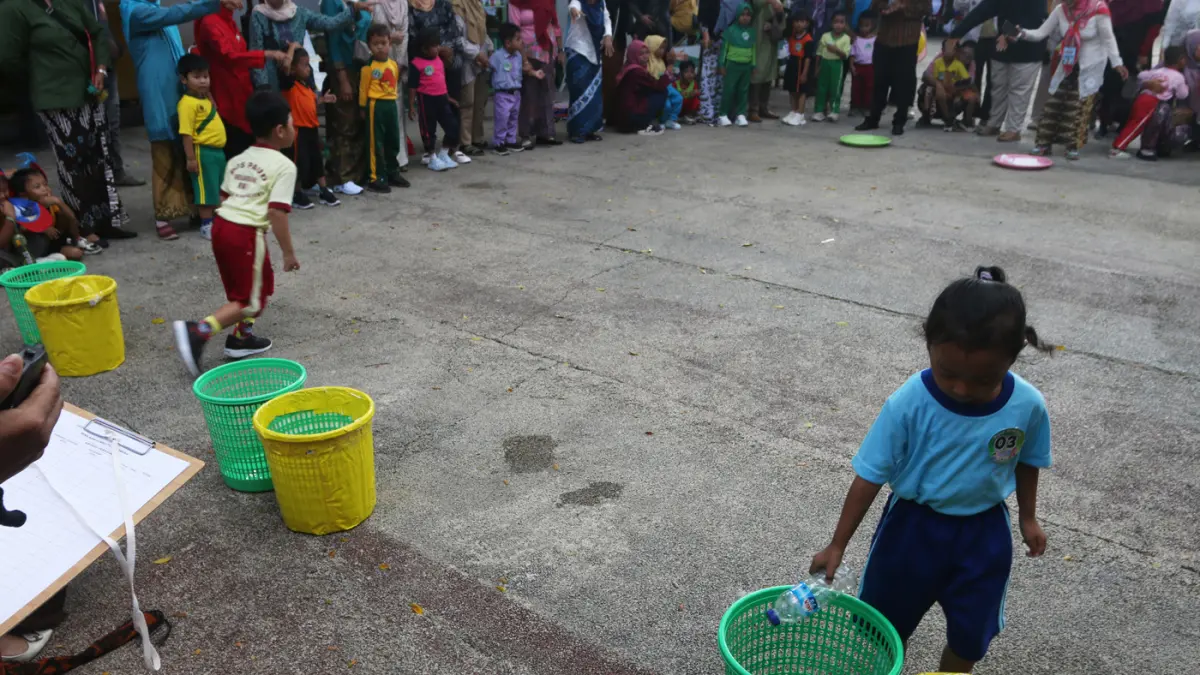 Anak-anak PAUD antusias mengikuti berbagai perlombaan dalam Gebyar Pos PAUD Kecamatan Pedurungan, Jumat (24/4/2026). (Nur Chamim/Jawa Pos Radar Semarang)