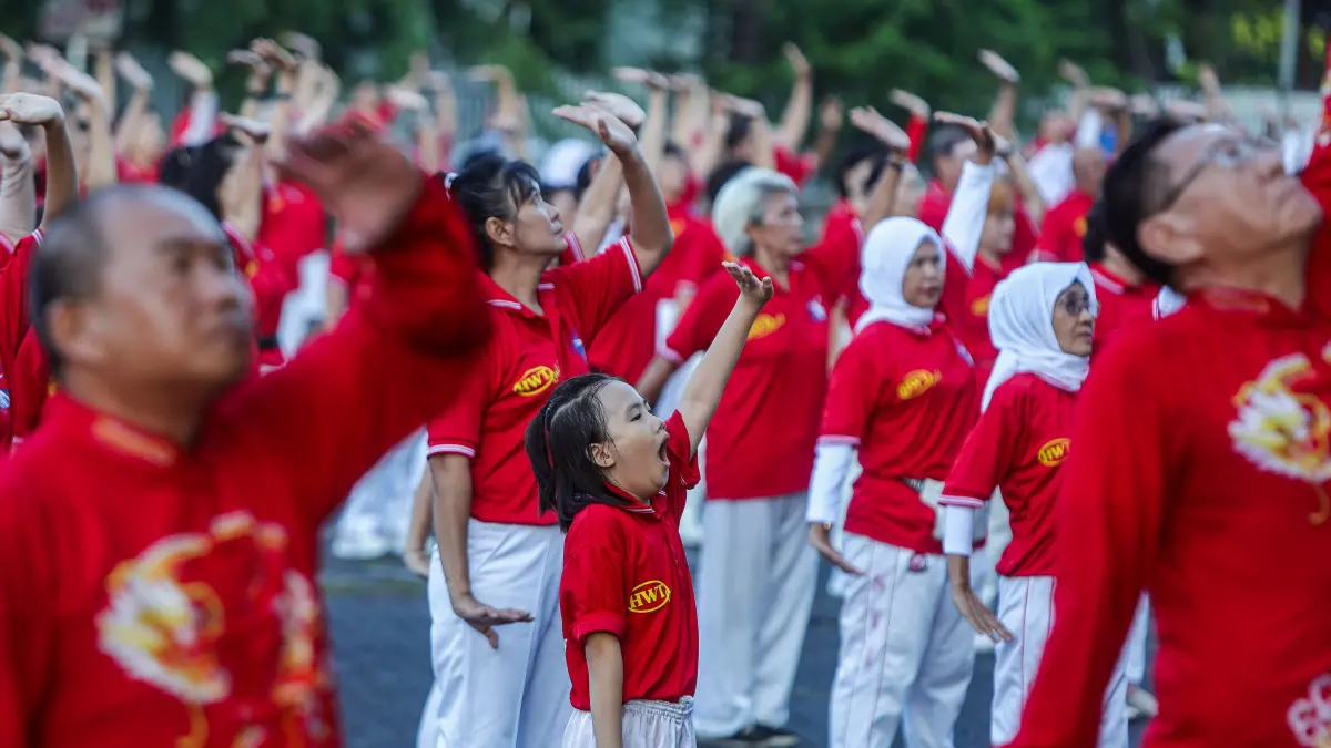 Anggota Asosiasi Dong Yue Taiji Quan Indonesia (Adyti) Jatim melakukan gerakan senam dalam World Taichi Day di lapangan Grand City Convex, kemarin (25/4). Perayaan tersebut diikuti hampir 1000 orang pegiat Taichi yang dihadiri perwakilan dari 21 sasana di