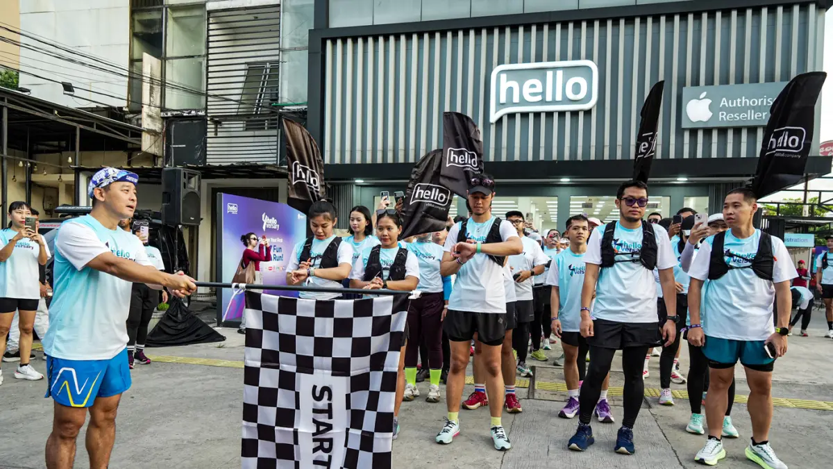 Director of Retail Operations PT Global Teknologi Niaga (GTNi) Alvin Harirahardjo (kiri) melepas peserta kegiatan 5K Fun Run Helloversary di Jakarta, Sabtu (25/4/2026). (Salman Toyibi/Jawa Pos)