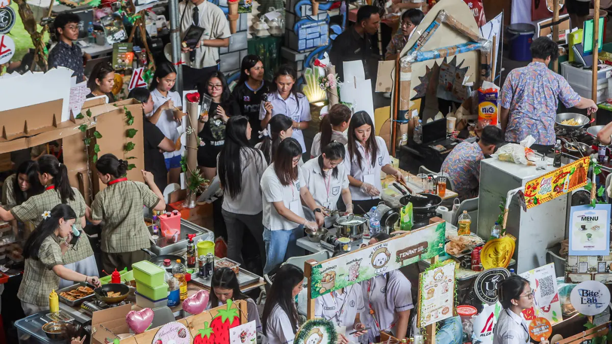 Aktivitas pengunjung dan siswa SMA dari berbagai sekolah di Surabaya belajar enterpreneur dengan berjualan sejumlah makanan daerah hingga internasional saat mengikuti UC Fair & UC Play di area Universitas Ciputra, Sabtu (25/4/2026). (Riana Setiawan/Jawa P