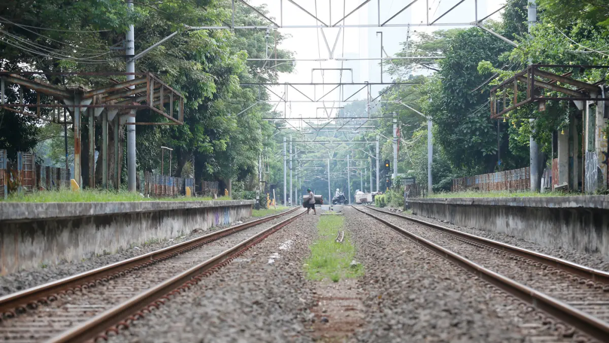 Kereta rel listrik (KRL) Commuterline melintas di Stasiun Mampang yang sudah tidak beroperasi, di kawasan Menteng, Jakarta, Minggu (26/4/2026). (Salman Toyibi/Jawa Pos)
