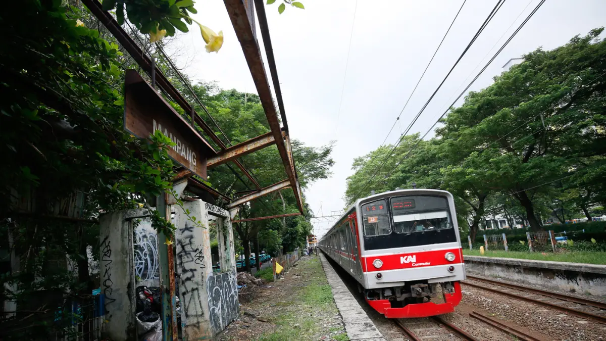 Kereta rel listrik (KRL) Commuterline melintas di Stasiun Mampang yang sudah tidak beroperasi, di kawasan Menteng, Jakarta, Minggu (26/4/2026). (Salman Toyibi/Jawa Pos)