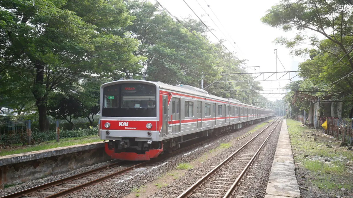 Kereta rel listrik (KRL) Commuterline melintas di Stasiun Mampang yang sudah tidak beroperasi, di kawasan Menteng, Jakarta, Minggu (26/4/2026). (Salman Toyibi/Jawa Pos)