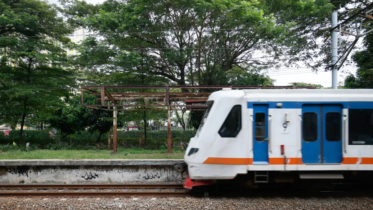 Kereta rel listrik (KRL) Commuterline melintas di Stasiun Mampang yang sudah tidak beroperasi, di kawasan Menteng, Jakarta, Minggu (26/4/2026). (Salman Toyibi/Jawa Pos)