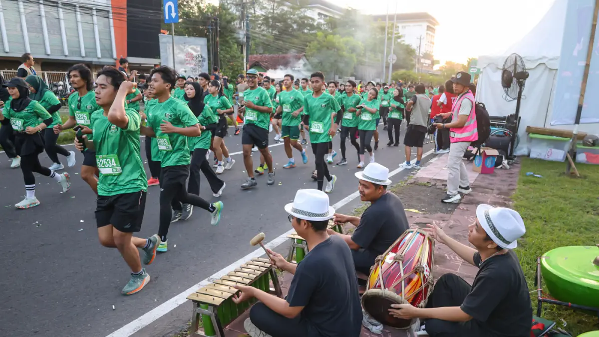 Musisi angklung turut menyemangati para peserta Indonesia Race 2026 Yogyakarta Series di Jogja Expo Center, Minggu pagi (26/4/2026).