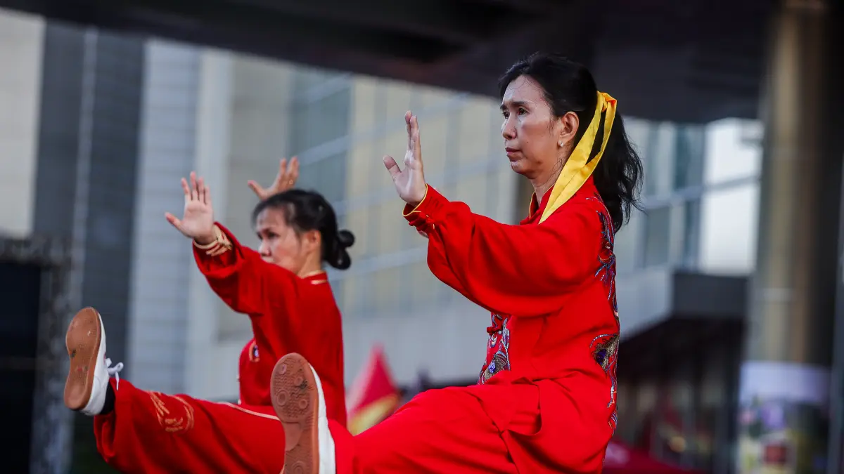 Anggota Asosiasi Dong Yue Taiji Quan Indonesia (Adyti) Jatim melakukan gerakan senam dalam World Taichi Day di lapangan Grand City Convex, kemarin (25/4). Perayaan tersebut diikuti hampir 1000 orang pegiat Taichi yang dihadiri perwakilan dari 21 sasana di